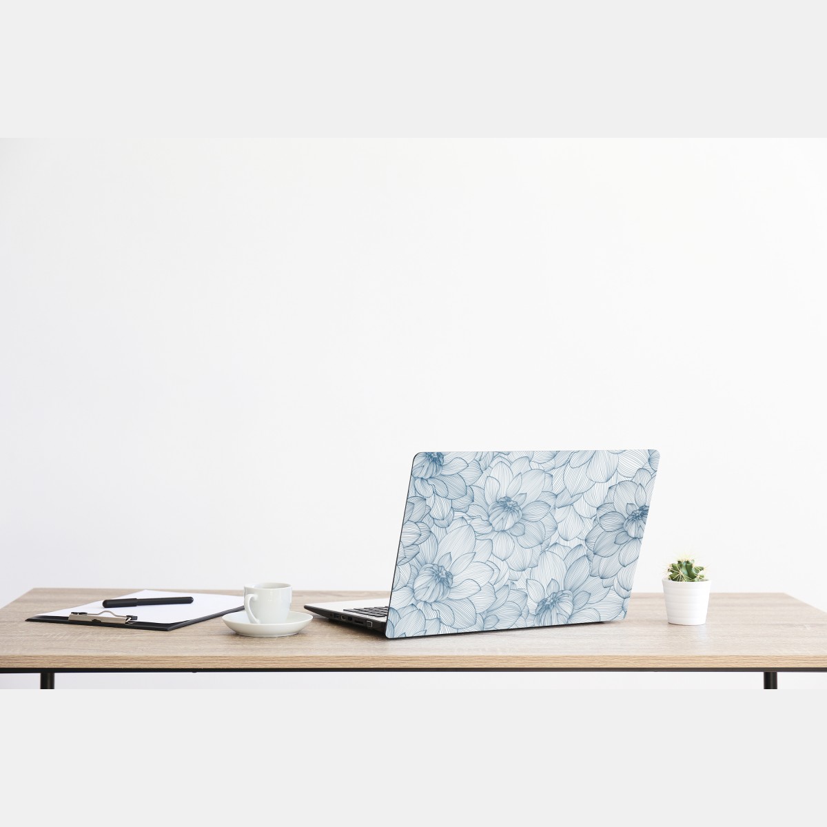 Naklejka na laptopa delikatny, liniowy wzór kwiatowy w odcieniach niebieskiego – Wallissimo® Naklejka na laptopa delikatny, liniowy wzór kwiatowy w odcieniach niebieskiego – Wallissimo®