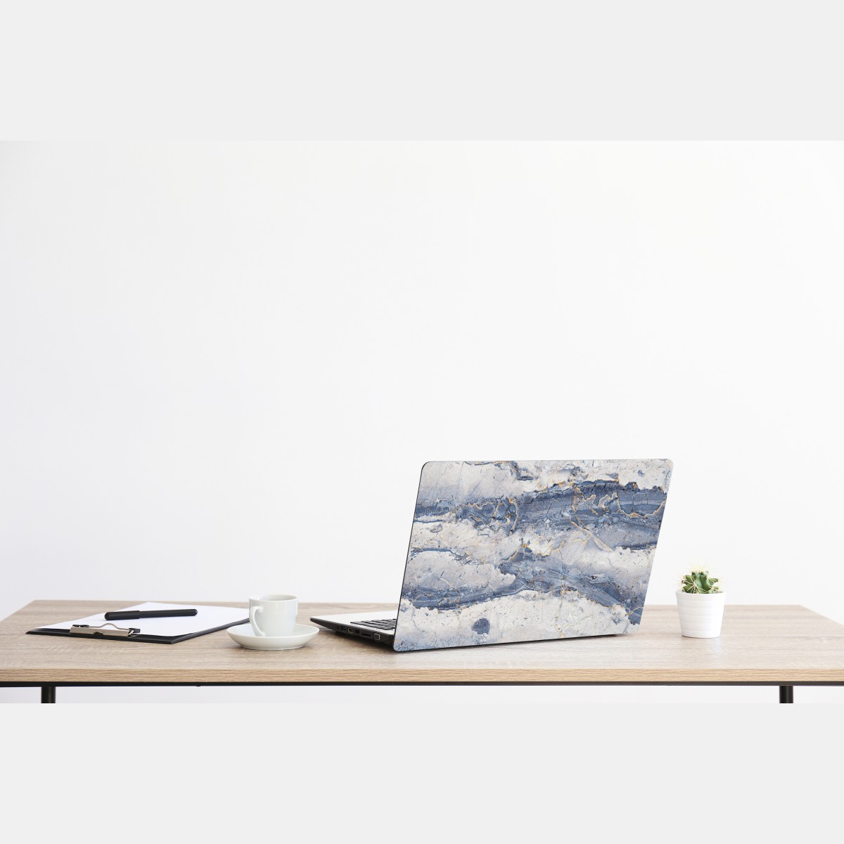 Naklejka na laptopa niebieski marmur ze złotymi żyłami – Wallissimo® Naklejka na laptopa niebieski marmur ze złotymi żyłami – Wallissimo®