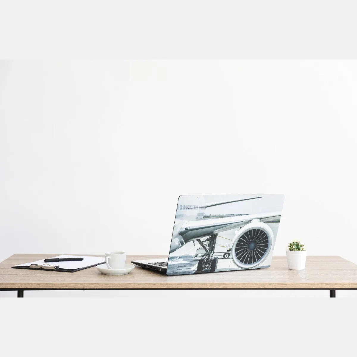 Naklejka na laptopa zbliżenie silnika odrzutowego na terminalu – Wallissimo® Naklejka na laptopa zbliżenie silnika odrzutowego na terminalu – Wallissimo®