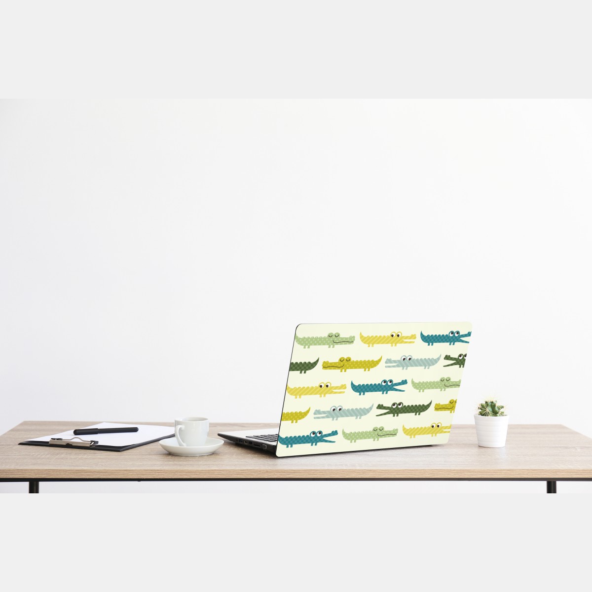 Naklejka na laptopa wesoły wzór krokodyli do pokoju dziecięcego – Wallissimo® Naklejka na laptopa wesoły wzór krokodyli do pokoju dziecięcego – Wallissimo®