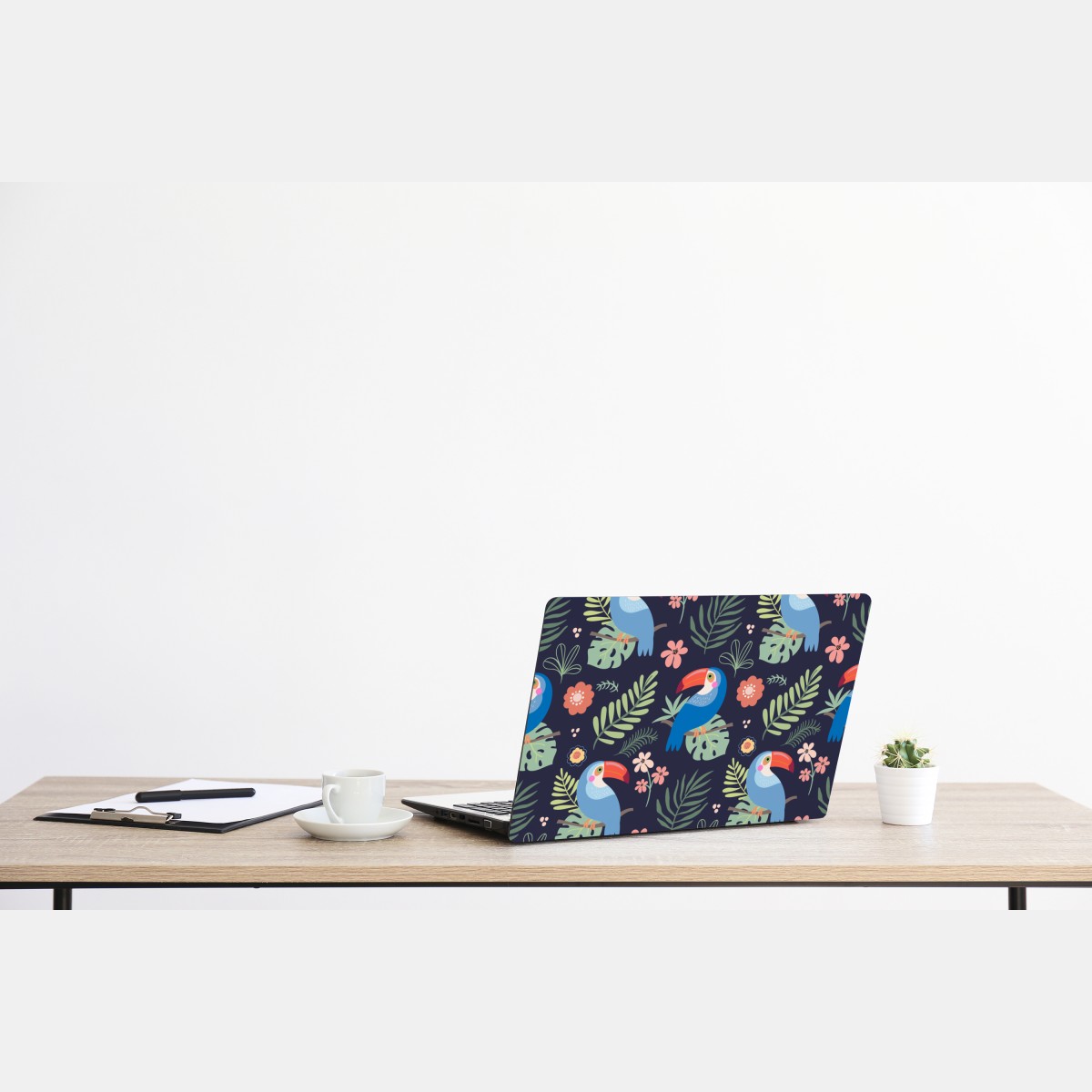 Naklejka na laptopa tropikalny wzór z tukanami na granatowym tle – Wallissimo® Naklejka na laptopa tropikalny wzór z tukanami na granatowym tle – Wallissimo®