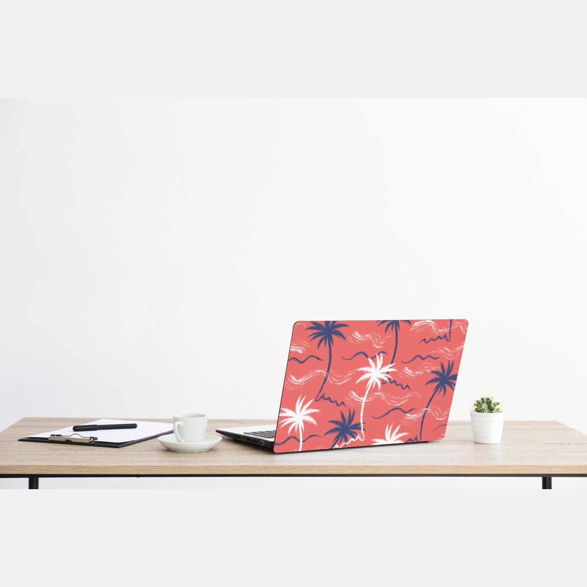 Naklejka na laptopa tropikalny wzór palm w kolorze koralowym i granatowym – Wallissimo® Naklejka na laptopa tropikalny wzór palm w kolorze koralowym i granatowym – Wallissimo®