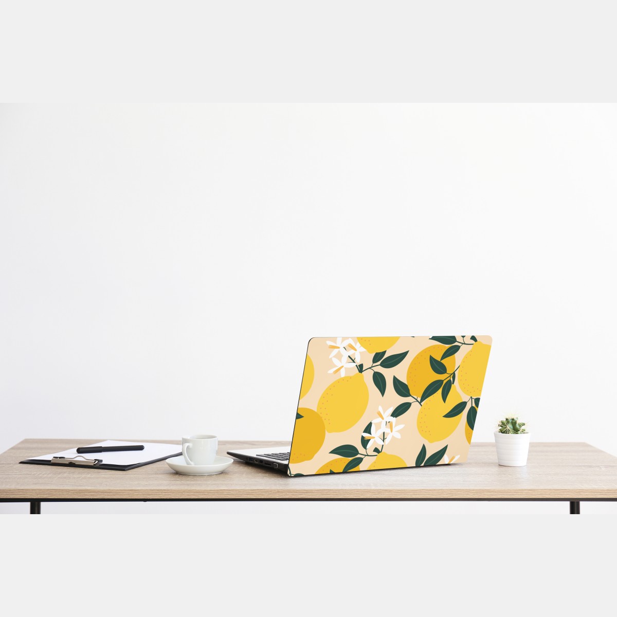 Naklejka na laptopa jasny wzór z cytrynami i kwiatami – Wallissimo® Naklejka na laptopa jasny wzór z cytrynami i kwiatami – Wallissimo®