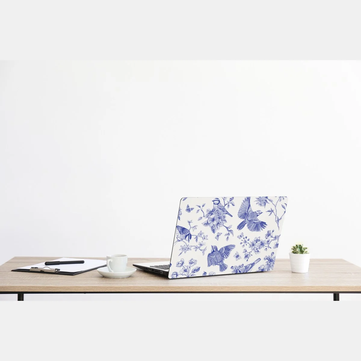 Naklejka na laptopa niebieski wzór ptaków i kwiatów w stylu vintage – Wallissimo® Naklejka na laptopa niebieski wzór ptaków i kwiatów w stylu vintage – Wallissimo®