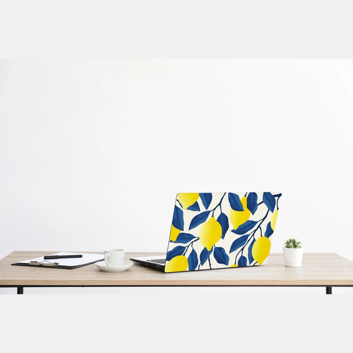 Naklejka na laptopa żywy wzór cytryn z niebieskimi liśćmi – Wallissimo® Naklejka na laptopa żywy wzór cytryn z niebieskimi liśćmi – Wallissimo®