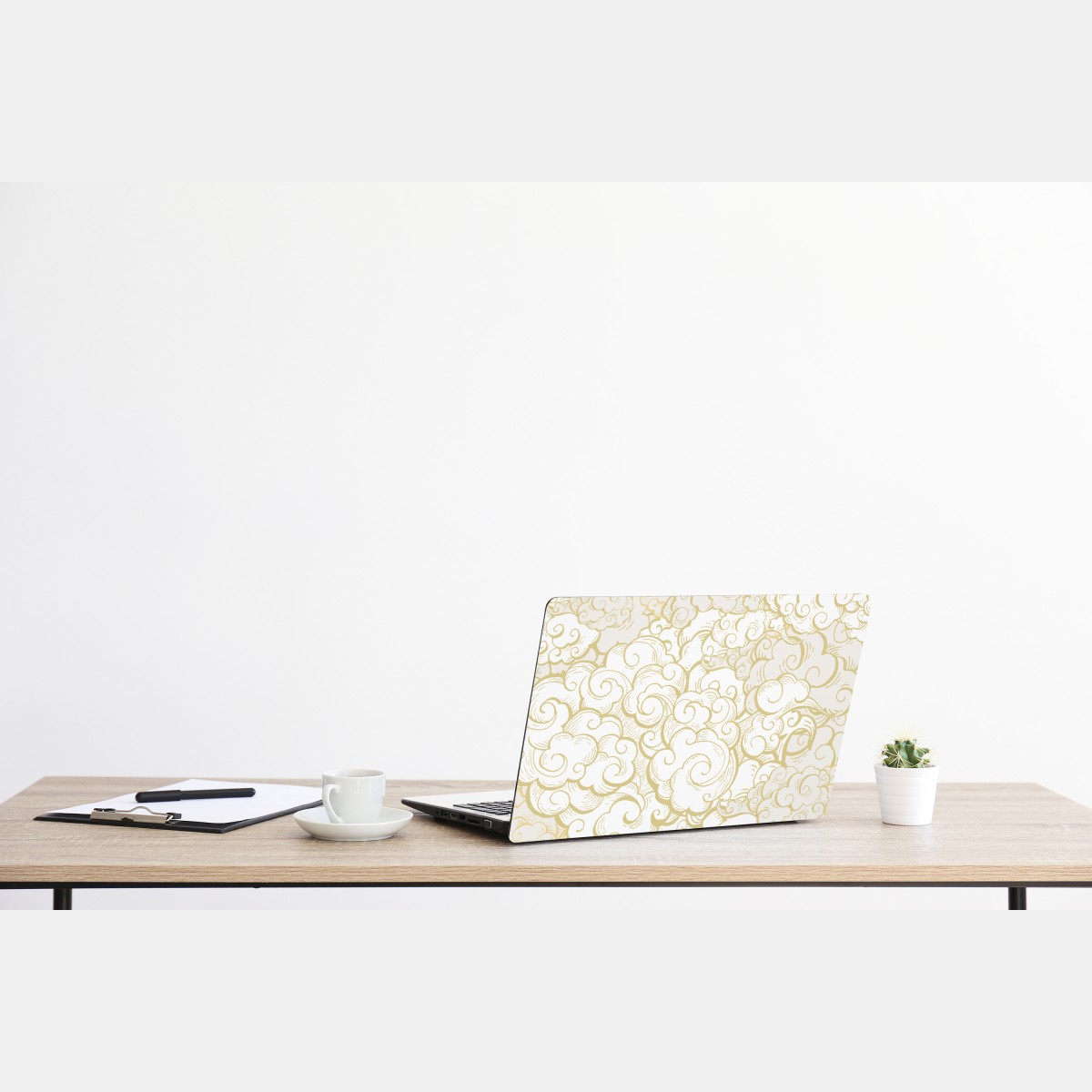 Naklejka na laptopa ornamentalny złoty wzór chmur – Wallissimo® Naklejka na laptopa ornamentalny złoty wzór chmur – Wallissimo®