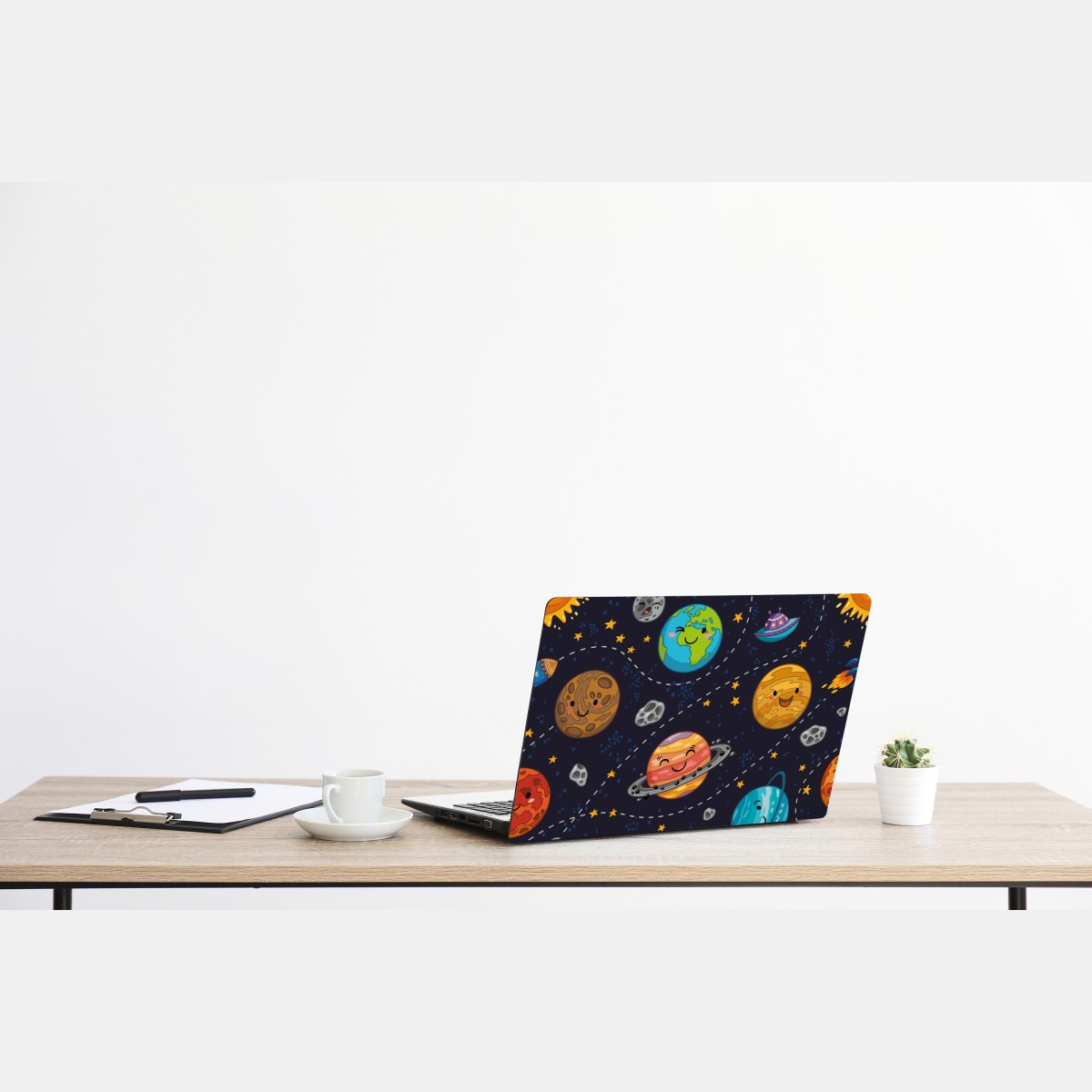 Naklejka na laptopa uśmiechnięte planety na zabawnym tle kosmicznym – Wallissimo® Naklejka na laptopa uśmiechnięte planety na zabawnym tle kosmicznym – Wallissimo®