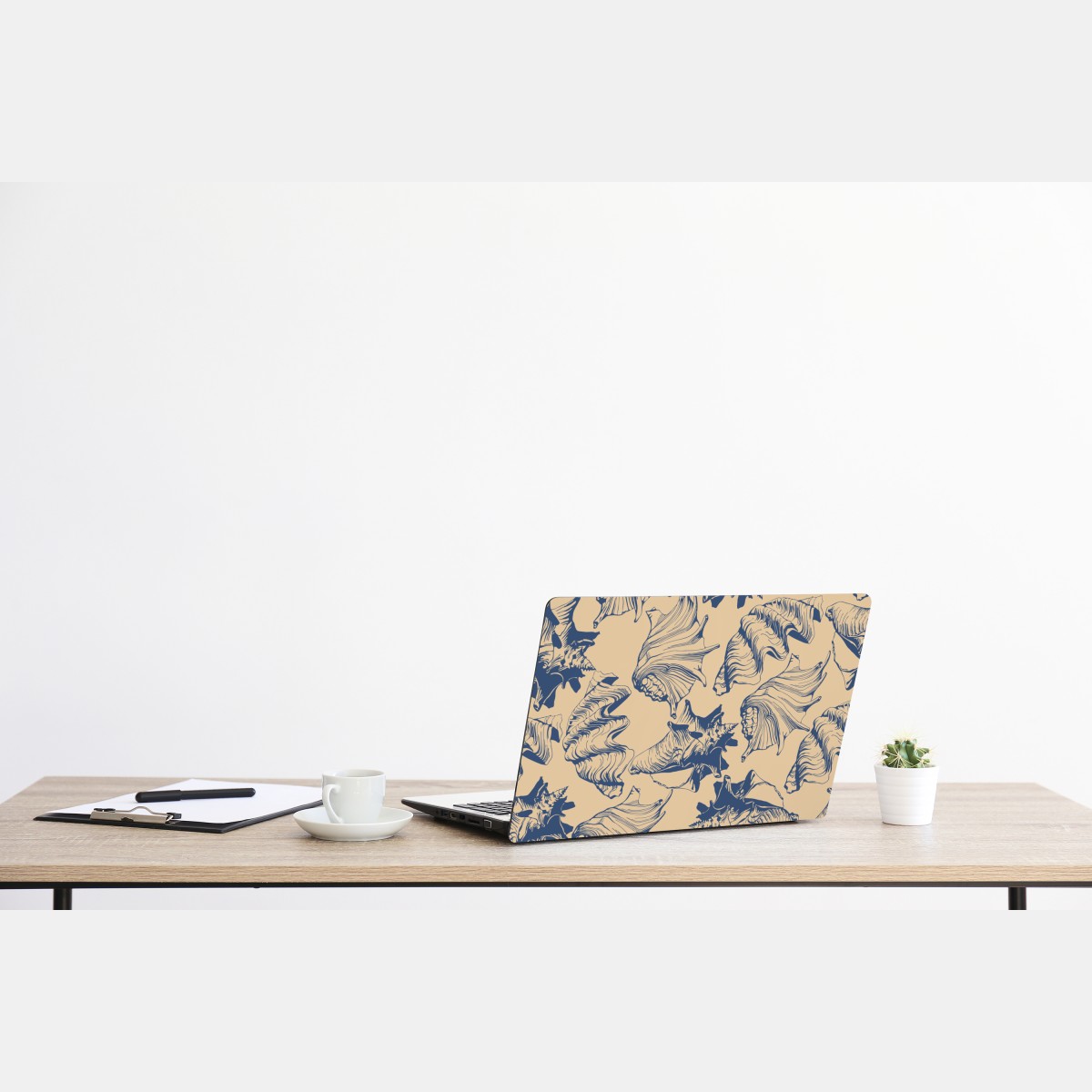 Naklejka na laptopa wzór z muszlami w granacie i beżu – Wallissimo® Naklejka na laptopa wzór z muszlami w granacie i beżu – Wallissimo®