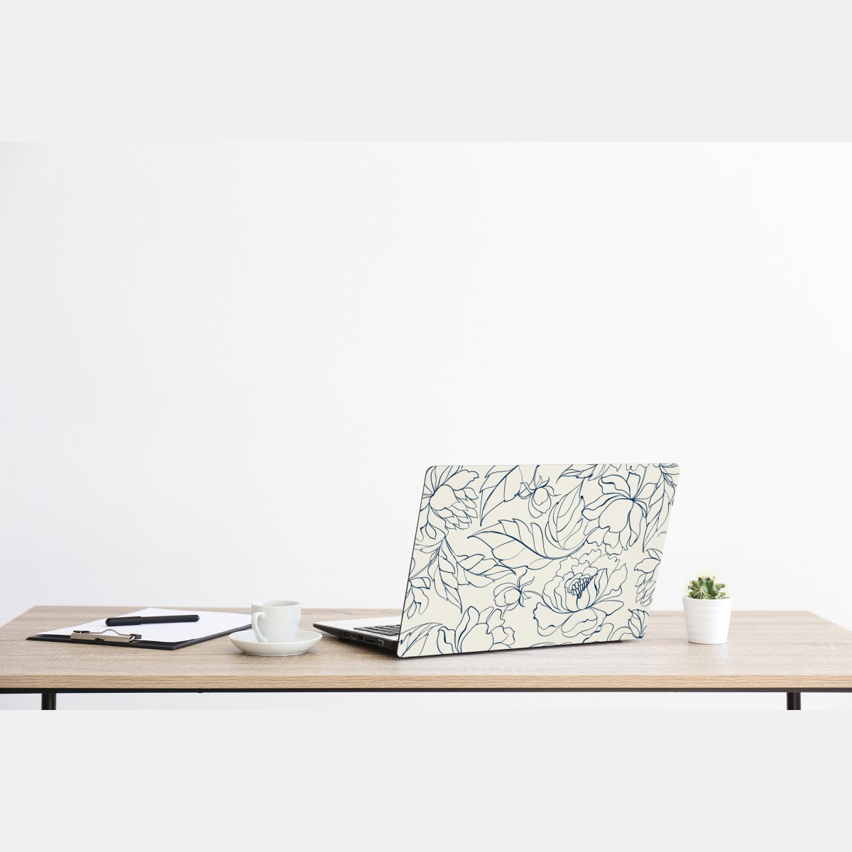 Naklejka na laptopa ręcznie rysowany granatowy wzór kwiatowy na kremowym tle – Wallissimo® Naklejka na laptopa ręcznie rysowany granatowy wzór kwiatowy na kremowym tle – Wallissimo®