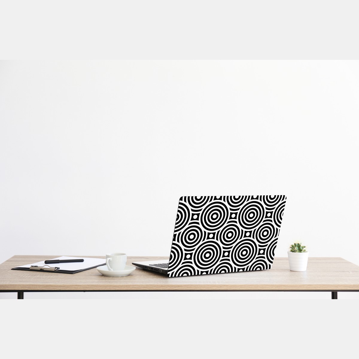 Naklejka na laptopa czarno-biały wzór koncentrycznych kół – Wallissimo® Naklejka na laptopa czarno-biały wzór koncentrycznych kół – Wallissimo®