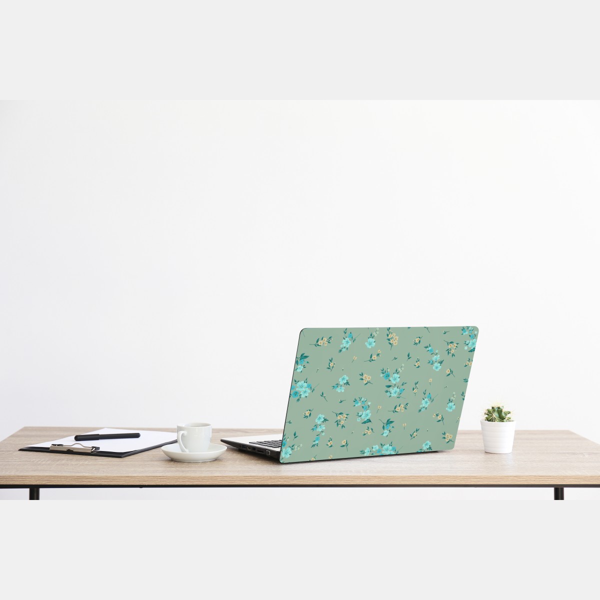 Naklejka na laptopa pastelowy turkusowy wzór kwiatowy na miętowym tle – Wallissimo® Naklejka na laptopa pastelowy turkusowy wzór kwiatowy na miętowym tle – Wallissimo®