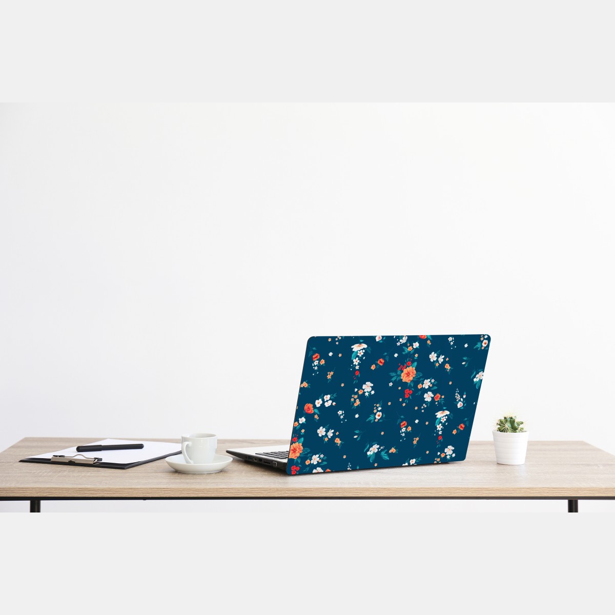 Naklejka na laptopa delikatny rozproszony wzór kwiatowy na głębokim turkusie – Wallissimo® Naklejka na laptopa delikatny rozproszony wzór kwiatowy na głębokim turkusie – Wallissimo®