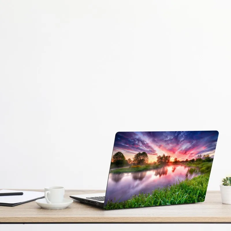 Naklejka na laptopa ciemny marmur ze złotymi i kremowymi żyłami – Wallissimo®