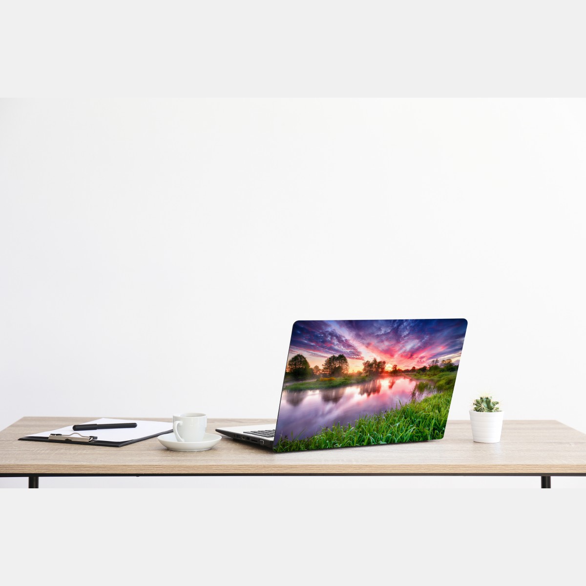 Naklejka na laptopa spokojny letni wschód słońca nad brzegiem rzeki – Wallissimo® Naklejka na laptopa spokojny letni wschód słońca nad brzegiem rzeki – Wallissimo®