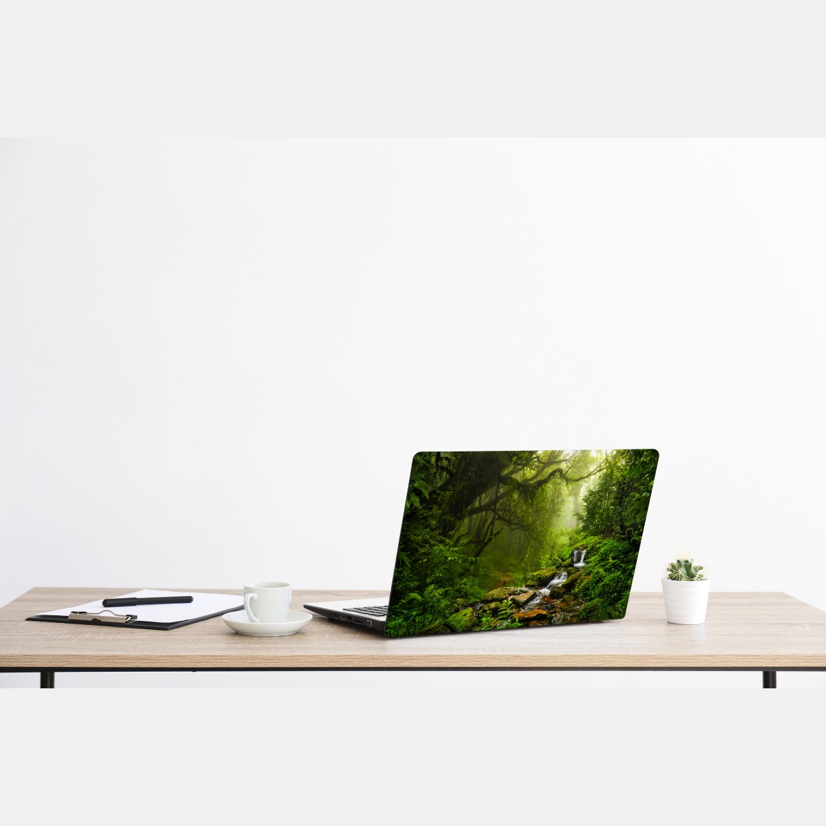 Naklejka na laptopa bujny mglisty leśny wodospad – Wallissimo® Naklejka na laptopa bujny mglisty leśny wodospad – Wallissimo®