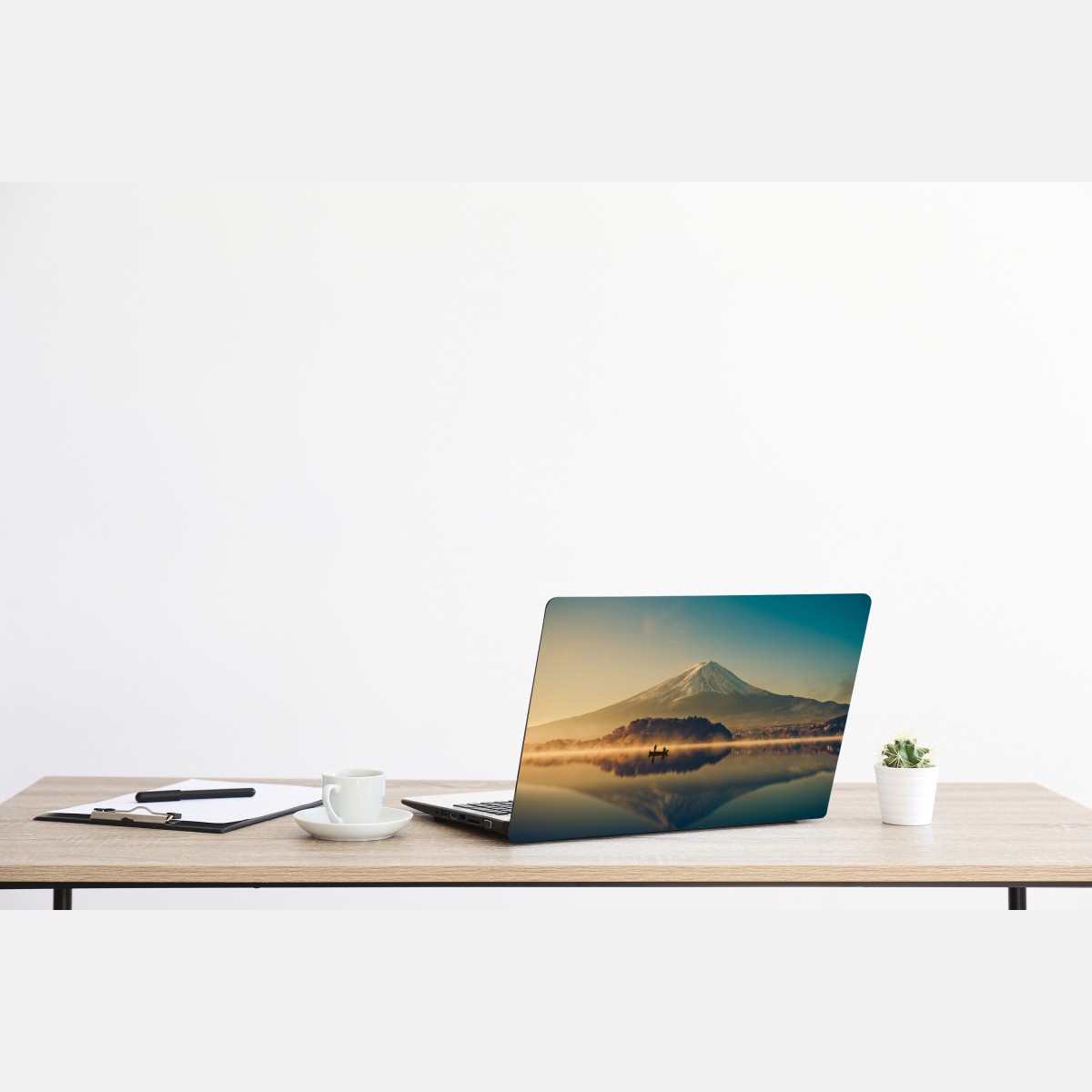 Naklejka na laptopa wschód słońca nad Mount Fuji nad jeziorem Kawaguchiko – Wallissimo® Naklejka na laptopa wschód słońca nad Mount Fuji nad jeziorem Kawaguchiko – Wallissimo®