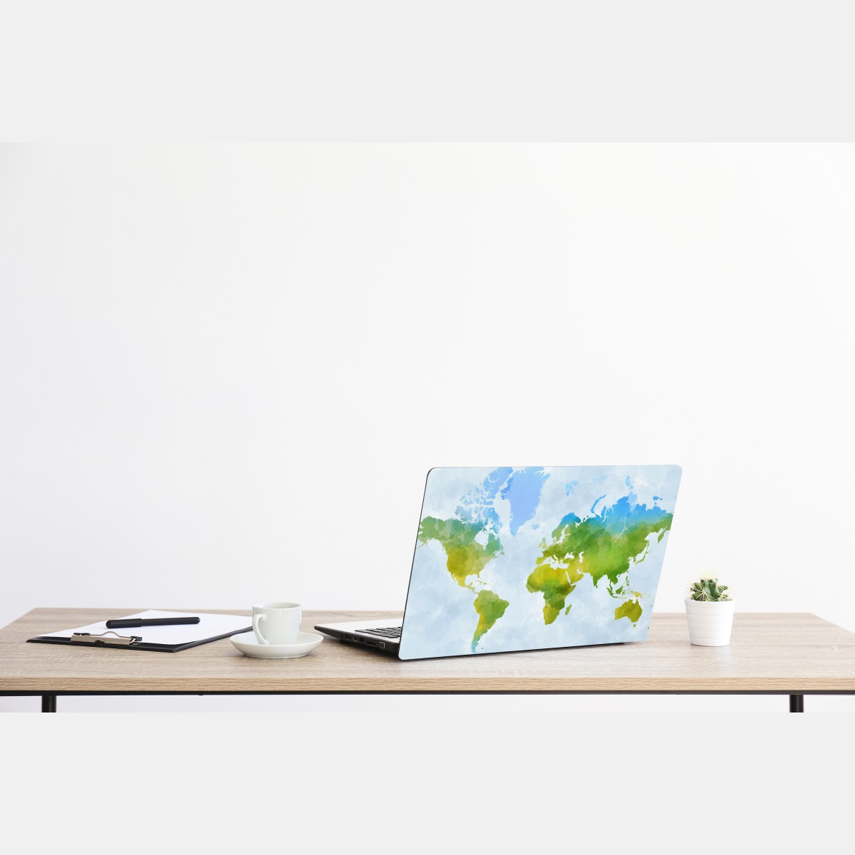 Naklejka na laptopa akwarelowa mapa świata w zieleni i błękicie – Wallissimo® Naklejka na laptopa akwarelowa mapa świata w zieleni i błękicie – Wallissimo®