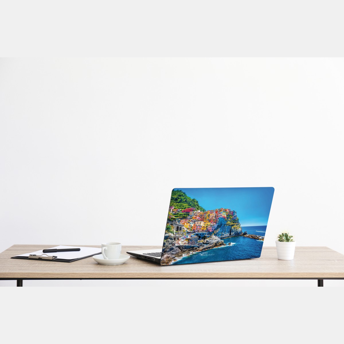 Naklejka na laptopa kolorowa nadmorska wioska na klifie – Wallissimo® Naklejka na laptopa kolorowa nadmorska wioska na klifie – Wallissimo®