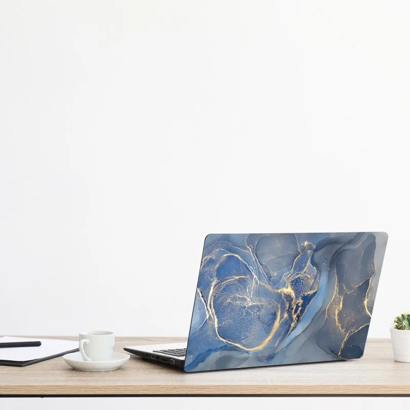 Naklejka na laptopa oceaniczny niebieski marmur ze złotymi żyłkami – Wallissimo® Naklejka na laptopa oceaniczny niebieski marmur ze złotymi żyłkami – Wallissimo®