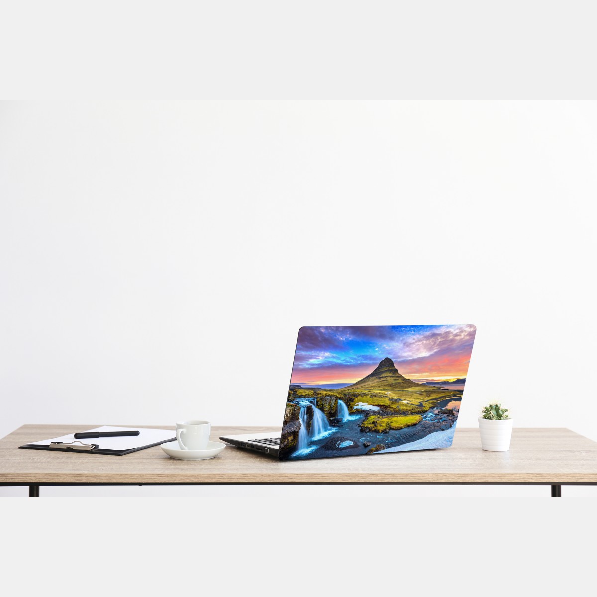 Naklejka na laptopa Kirkjufell wschód słońca górski pejzaż – Wallissimo® Naklejka na laptopa Kirkjufell wschód słońca górski pejzaż – Wallissimo®