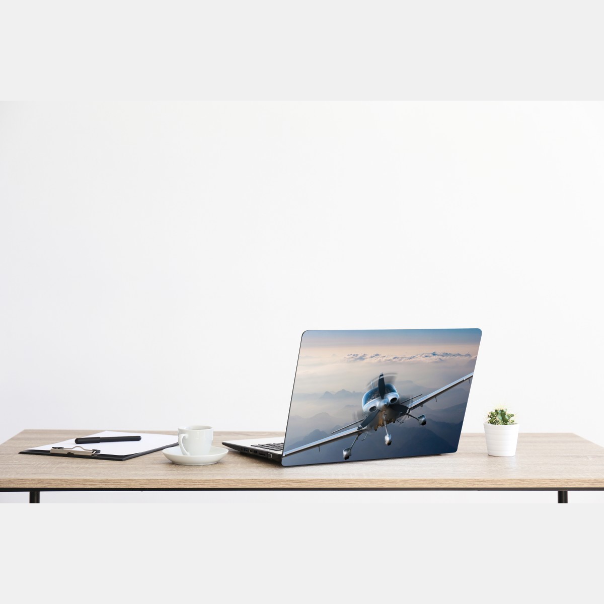 Naklejka na laptopa srebrny samolot śmigłowy nad mglistymi górami – Wallissimo® Naklejka na laptopa srebrny samolot śmigłowy nad mglistymi górami – Wallissimo®