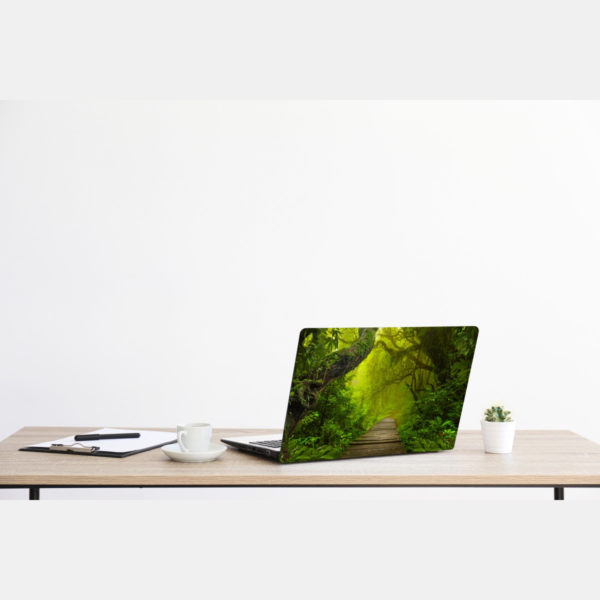 Naklejka na laptopa mistyczna zielona ścieżka w lesie – Wallissimo® Naklejka na laptopa mistyczna zielona ścieżka w lesie – Wallissimo®