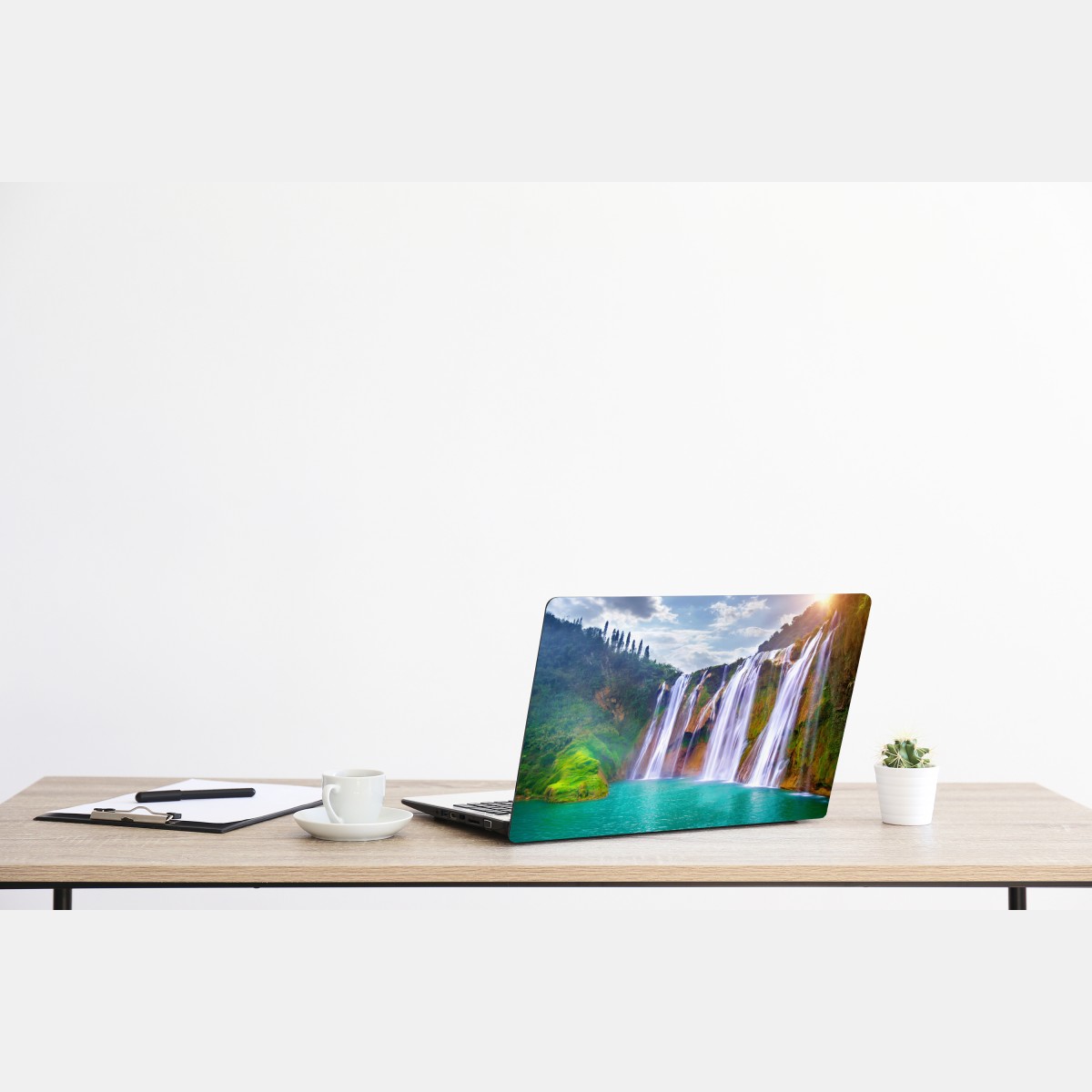 Naklejka na laptopa Jiulong wodospad turkusowa kaskada w Luoping, Chiny – Wallissimo® Naklejka na laptopa Jiulong wodospad turkusowa kaskada w Luoping, Chiny – Wallissimo®