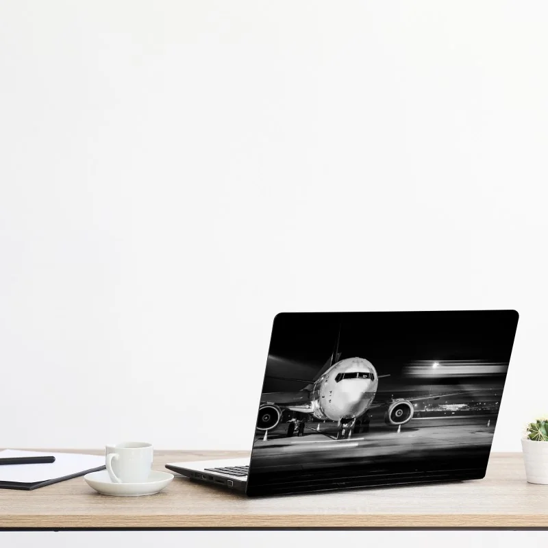 Naklejka na laptopa monochromatyczny odrzutowiec na płycie lotniska nocą – Wallissimo® Naklejka na laptopa monochromatyczny odrzutowiec na płycie lotniska nocą – Wallissimo®