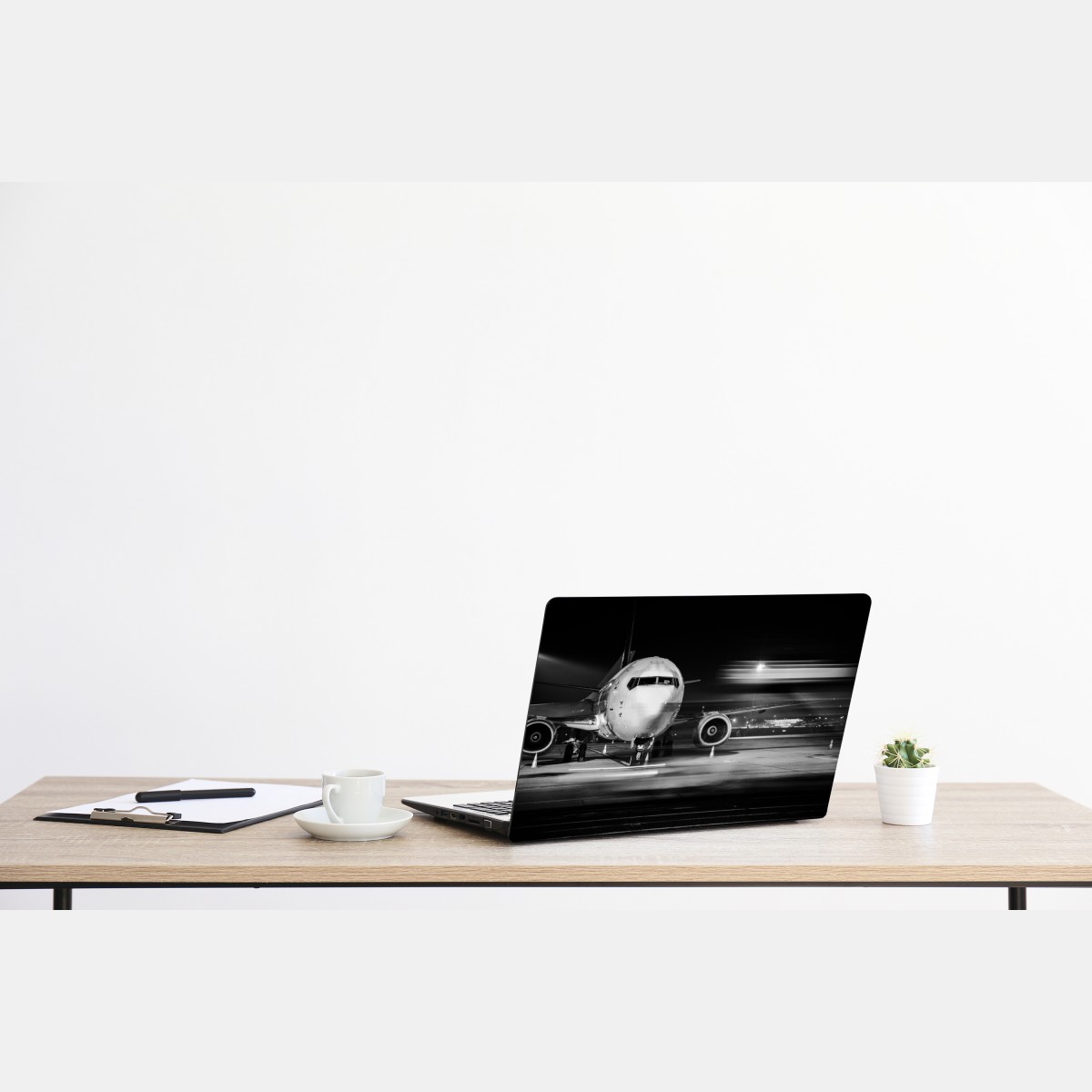 Naklejka na laptopa monochromatyczny odrzutowiec na płycie lotniska nocą – Wallissimo® Naklejka na laptopa monochromatyczny odrzutowiec na płycie lotniska nocą – Wallissimo®