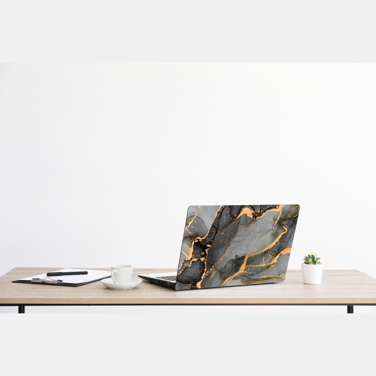 Naklejka na laptopa szary marmur ze złotymi żyłkami – Wallissimo® Naklejka na laptopa szary marmur ze złotymi żyłkami – Wallissimo®