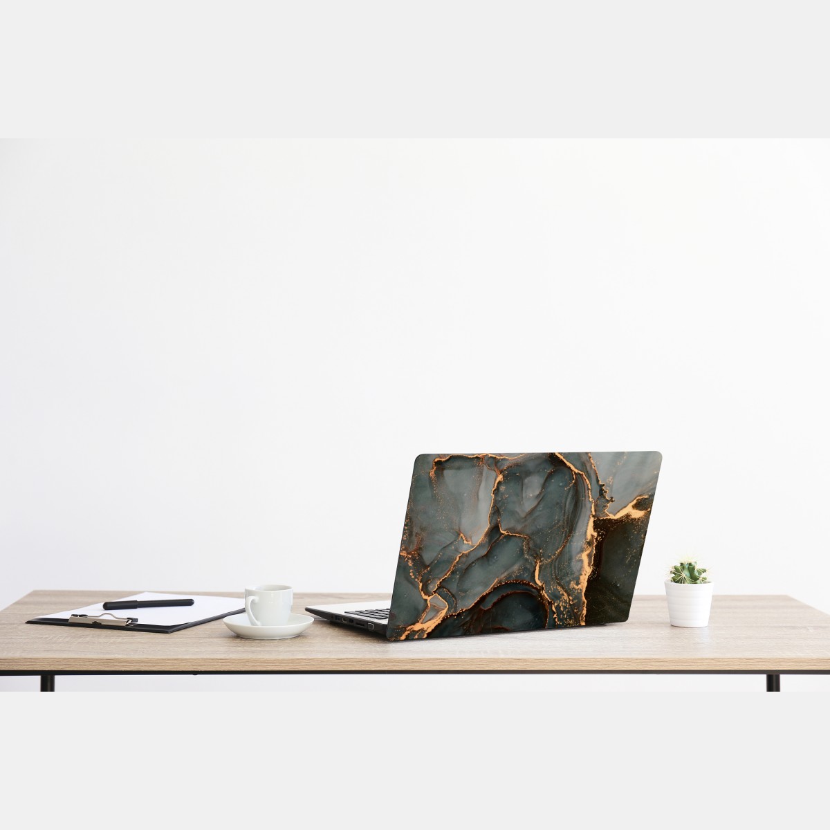 Naklejka na laptopa luksusowa abstrakcja turkus z złotymi żyłami – Wallissimo® Naklejka na laptopa luksusowa abstrakcja turkus z złotymi żyłami – Wallissimo®