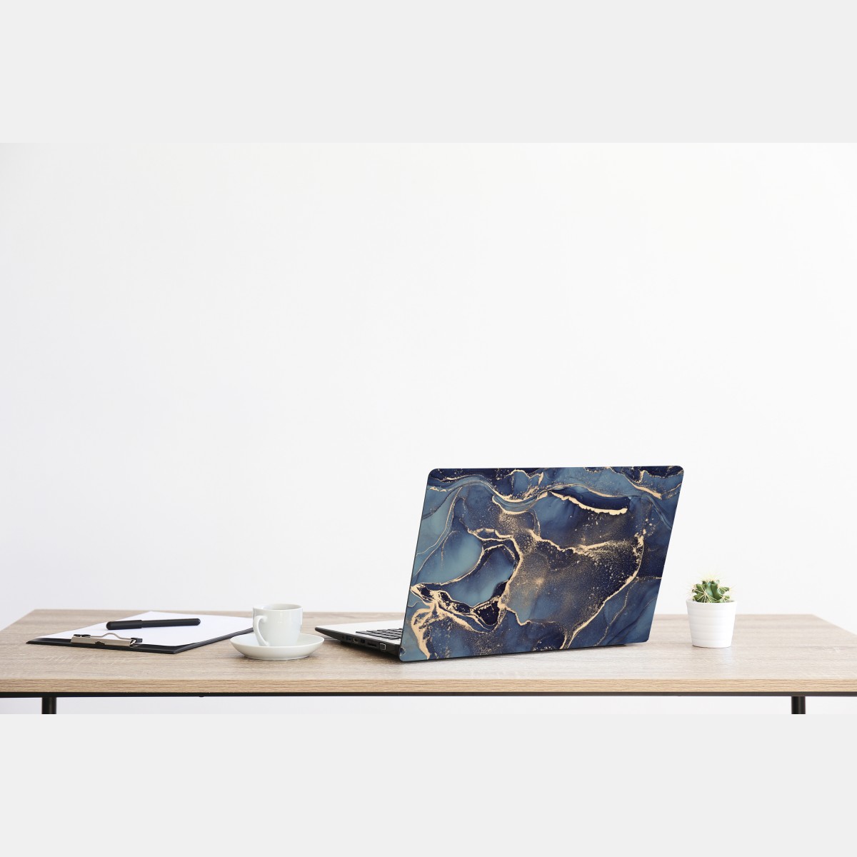 Naklejka na laptopa senny abstrakcyjny motyw w granacie i złocie – Wallissimo® Naklejka na laptopa senny abstrakcyjny motyw w granacie i złocie – Wallissimo®