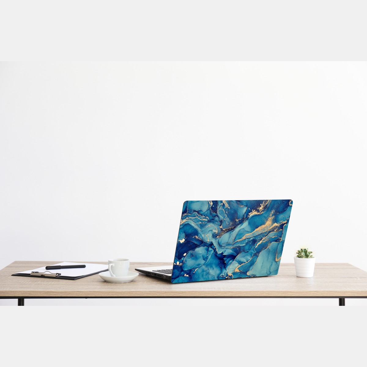 Naklejka na laptopa oceaniczny błękit i złote zawirowania – Wallissimo® Naklejka na laptopa oceaniczny błękit i złote zawirowania – Wallissimo®