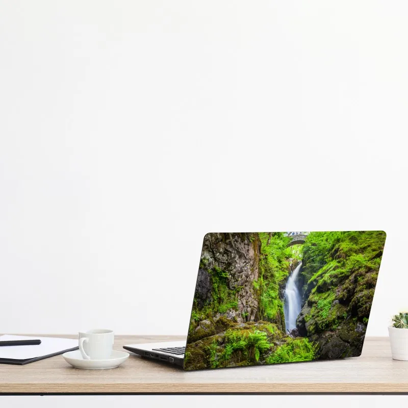 Naklejka na laptopa ciemny marmur ze złotymi i kremowymi żyłami – Wallissimo®