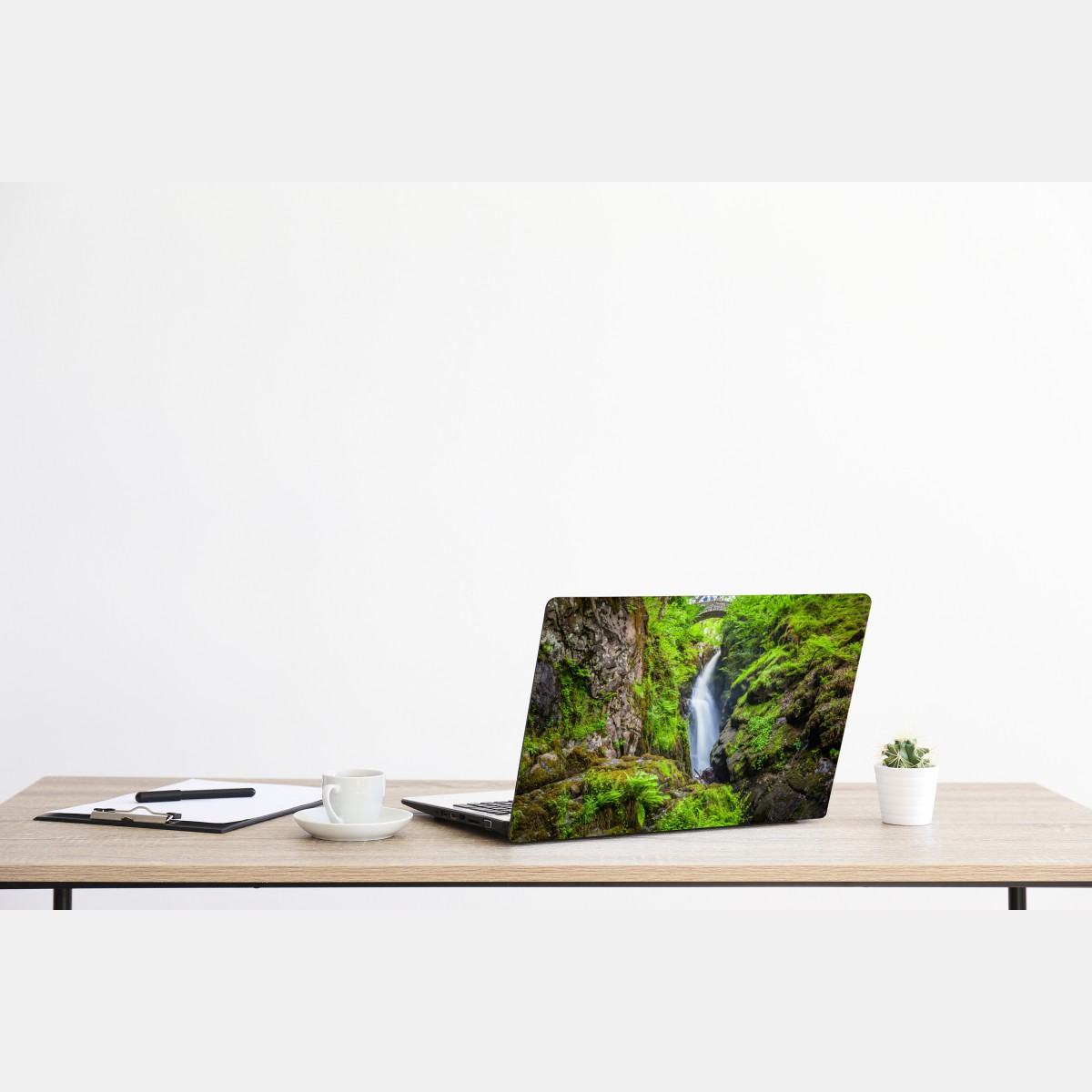 Naklejka na laptopa wodospad w mchem porośniętym wąwozie z kamiennym mostem – Wallissimo® Naklejka na laptopa wodospad w mchem porośniętym wąwozie z kamiennym mostem – Wallissimo®