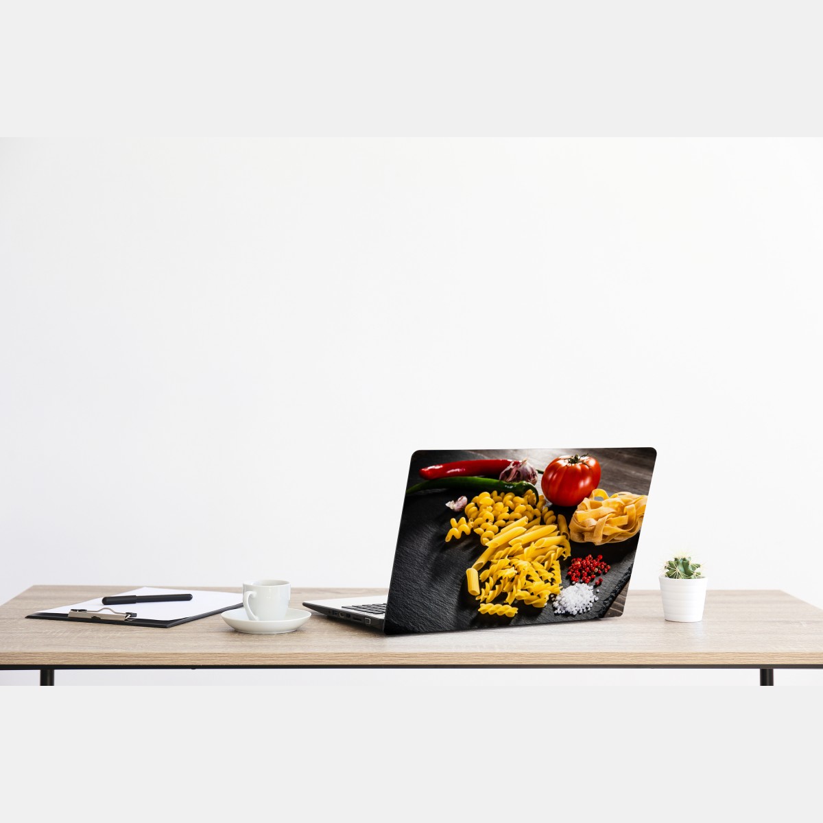 Naklejka na laptopa zbiór suchych makaronów i świeże składniki – Wallissimo® Naklejka na laptopa zbiór suchych makaronów i świeże składniki – Wallissimo®