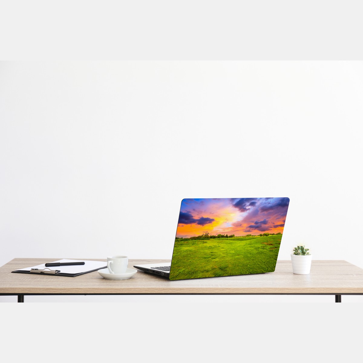 Naklejka na laptopa zachód słońca nad zieloną łąką – Wallissimo® Naklejka na laptopa zachód słońca nad zieloną łąką – Wallissimo®