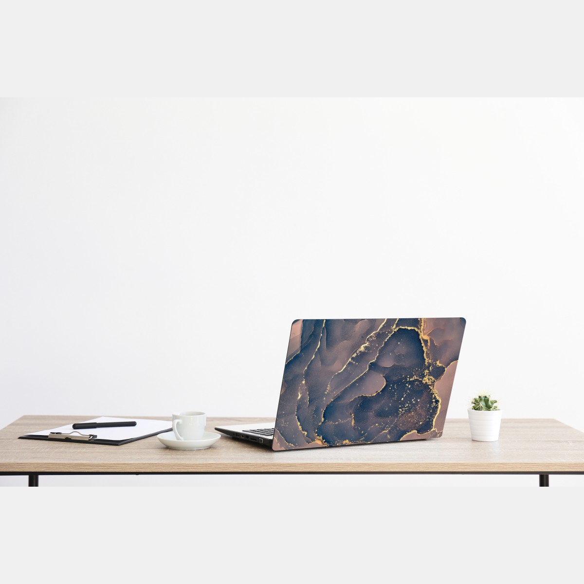 Naklejka na laptopa granatowo-złota marmurowa abstrakcja – Wallissimo® Naklejka na laptopa granatowo-złota marmurowa abstrakcja – Wallissimo®