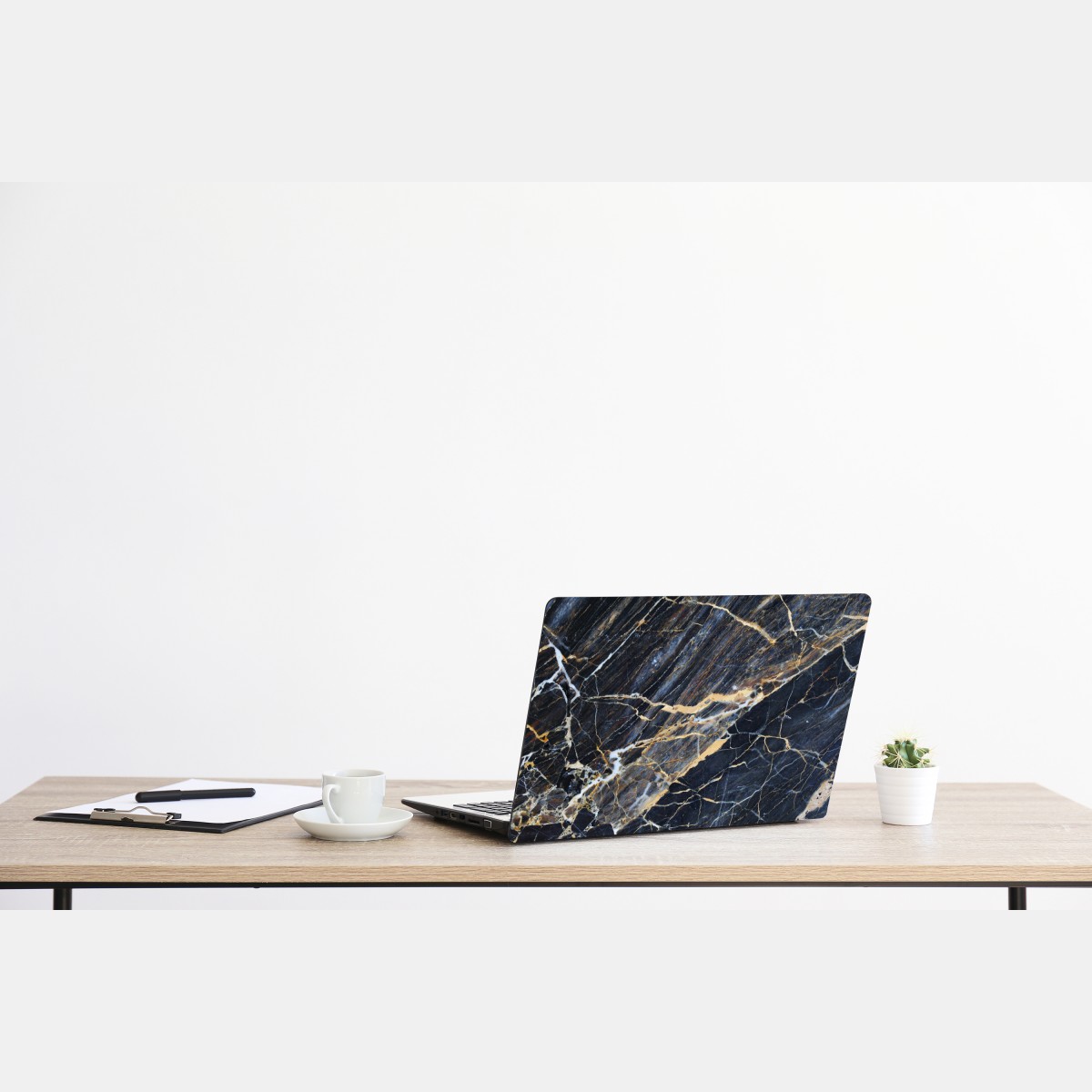 Naklejka na laptopa ciemny marmur ze złotymi i kremowymi żyłami – Wallissimo® Naklejka na laptopa ciemny marmur ze złotymi i kremowymi żyłami – Wallissimo®