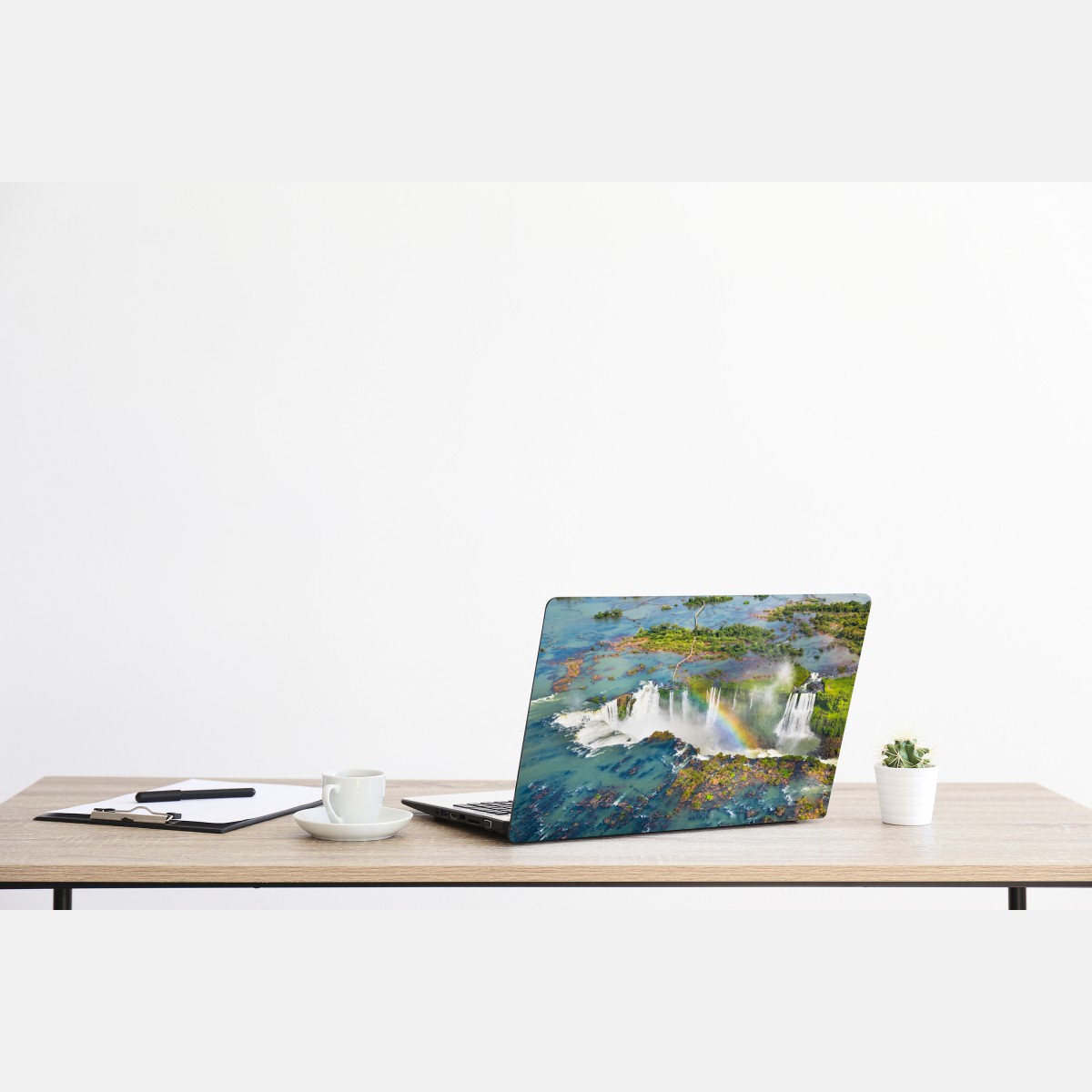 Naklejka na laptopa widok z lotu ptaka tropikalne wodospady z tęczą – Wallissimo® Naklejka na laptopa widok z lotu ptaka tropikalne wodospady z tęczą – Wallissimo®
