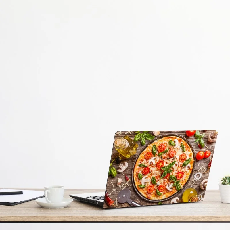 Naklejka na laptopa świeża pizza z bazylią i pomidorkami koktajlowymi – Wallissimo® Naklejka na laptopa świeża pizza z bazylią i pomidorkami koktajlowymi – Wallissimo®
