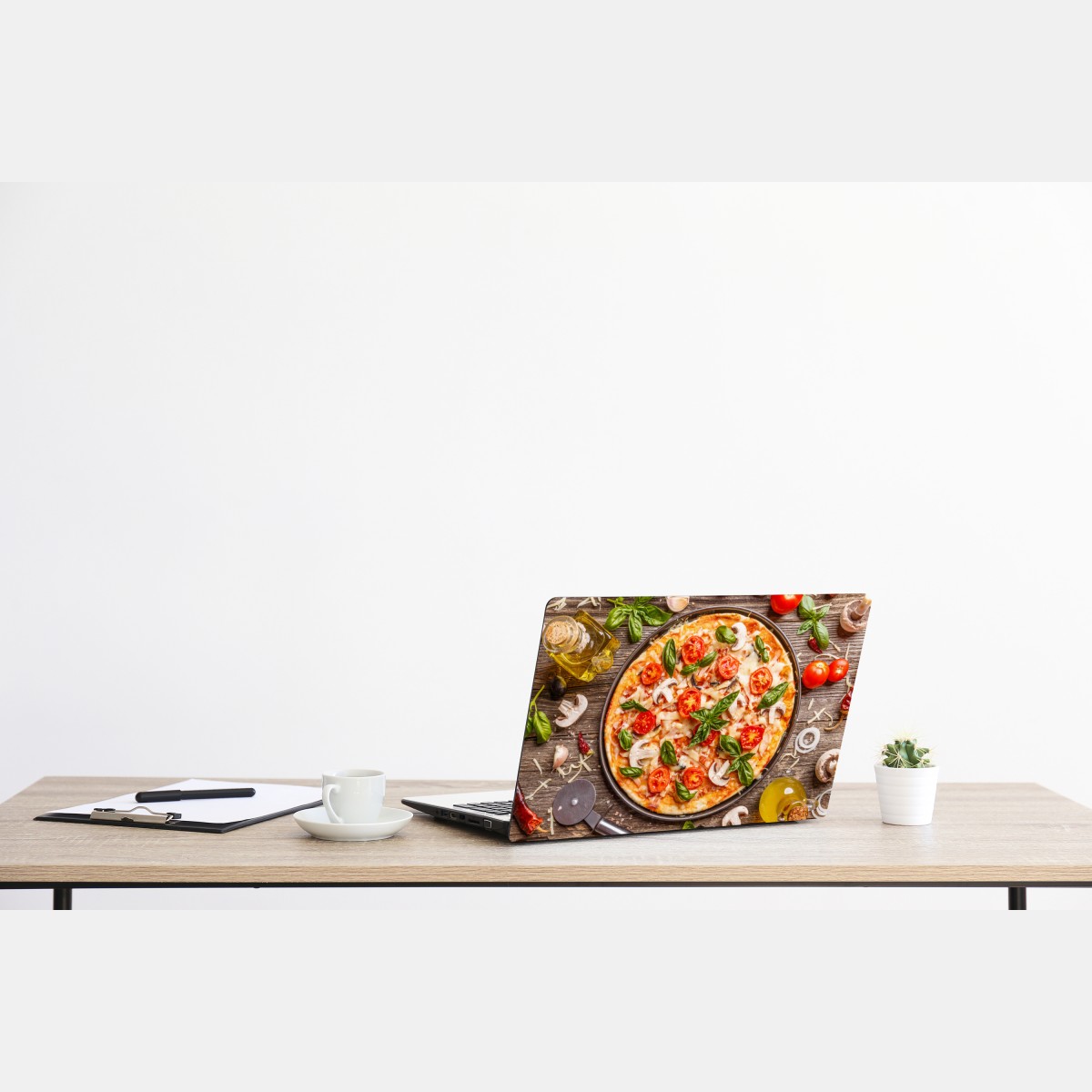 Naklejka na laptopa świeża pizza z bazylią i pomidorkami koktajlowymi – Wallissimo® Naklejka na laptopa świeża pizza z bazylią i pomidorkami koktajlowymi – Wallissimo®