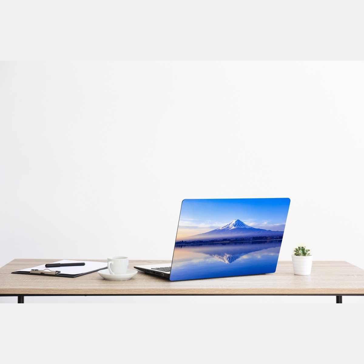Naklejka na laptopa Góra Fuji poranne odbicie nad jeziorem – Wallissimo® Naklejka na laptopa Góra Fuji poranne odbicie nad jeziorem – Wallissimo®