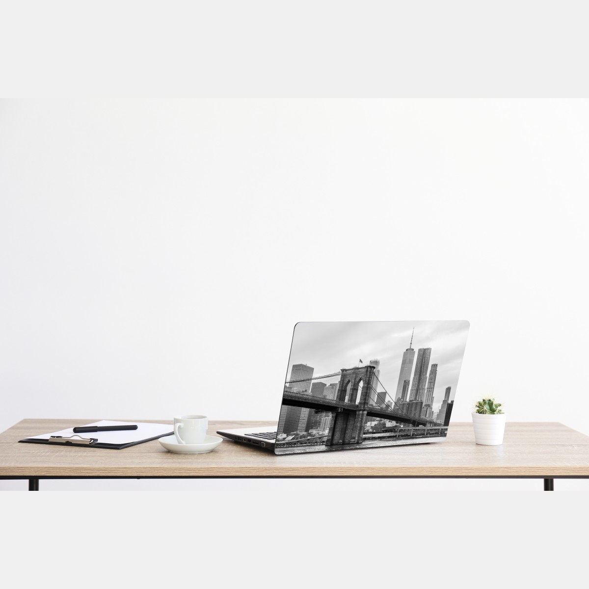 Naklejka na laptopa most brooklyński i panorama Nowego Jorku w odcieniach szarości – Wallissimo® Naklejka na laptopa most brooklyński i panorama Nowego Jorku w odcieniach szarości – Wallissimo®