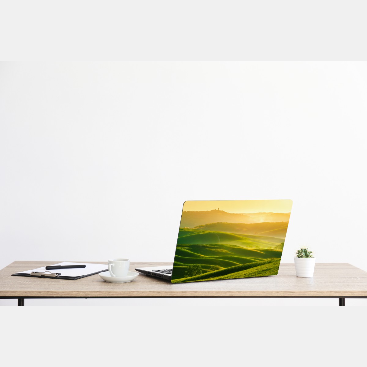 Naklejka na laptopa złoty wschód słońca nad zielonymi falującymi wzgórzami – Wallissimo® Naklejka na laptopa złoty wschód słońca nad zielonymi falującymi wzgórzami – Wallissimo®