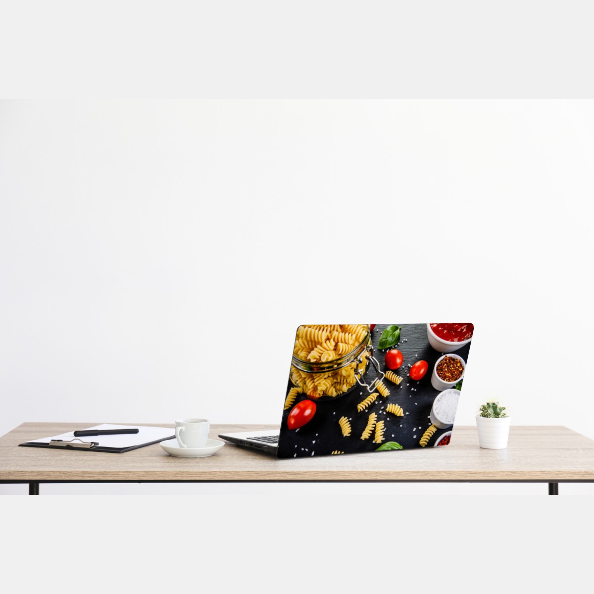 Naklejka na laptopa składniki do makaronu widok z góry z pomidorami i bazylią – Wallissimo® Naklejka na laptopa składniki do makaronu widok z góry z pomidorami i bazylią – Wallissimo®