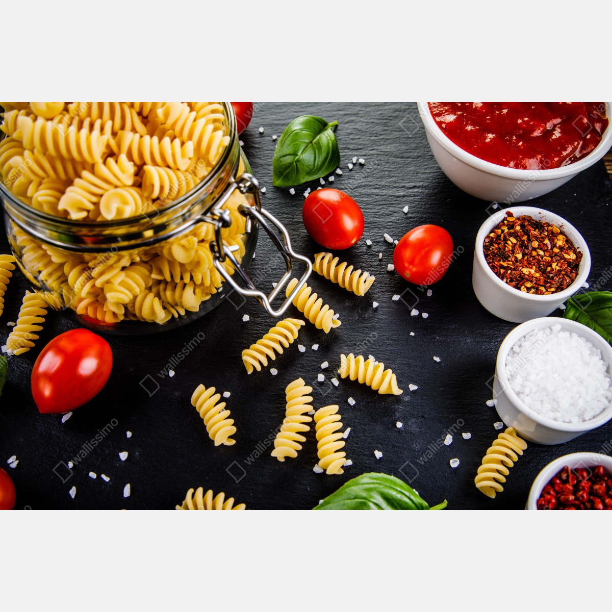Naklejka na laptopa składniki do makaronu widok z góry z pomidorami i bazylią – Wallissimo® Naklejka na laptopa składniki do makaronu widok z góry z pomidorami i bazylią – Wallissimo®