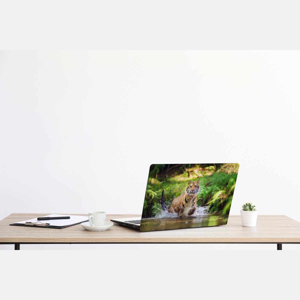 Naklejka na laptopa majestatyczny tygrys w leśnym strumieniu – Wallissimo® Naklejka na laptopa majestatyczny tygrys w leśnym strumieniu – Wallissimo®