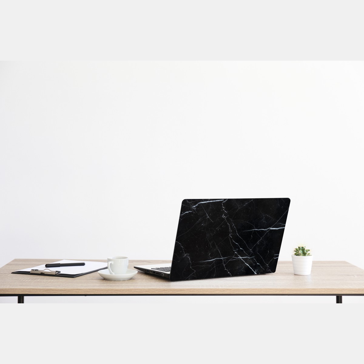 Naklejka na laptopa czarny marmur marquina do nowoczesnych wnętrz – Wallissimo® Naklejka na laptopa czarny marmur marquina do nowoczesnych wnętrz – Wallissimo®