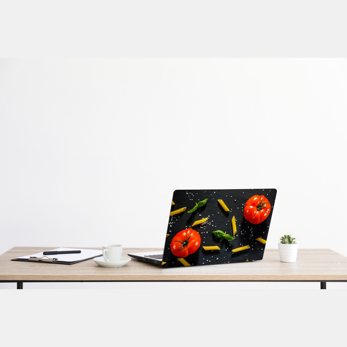 Naklejka na laptopa pomidory i penne na czarnym łupku – Wallissimo® Naklejka na laptopa pomidory i penne na czarnym łupku – Wallissimo®